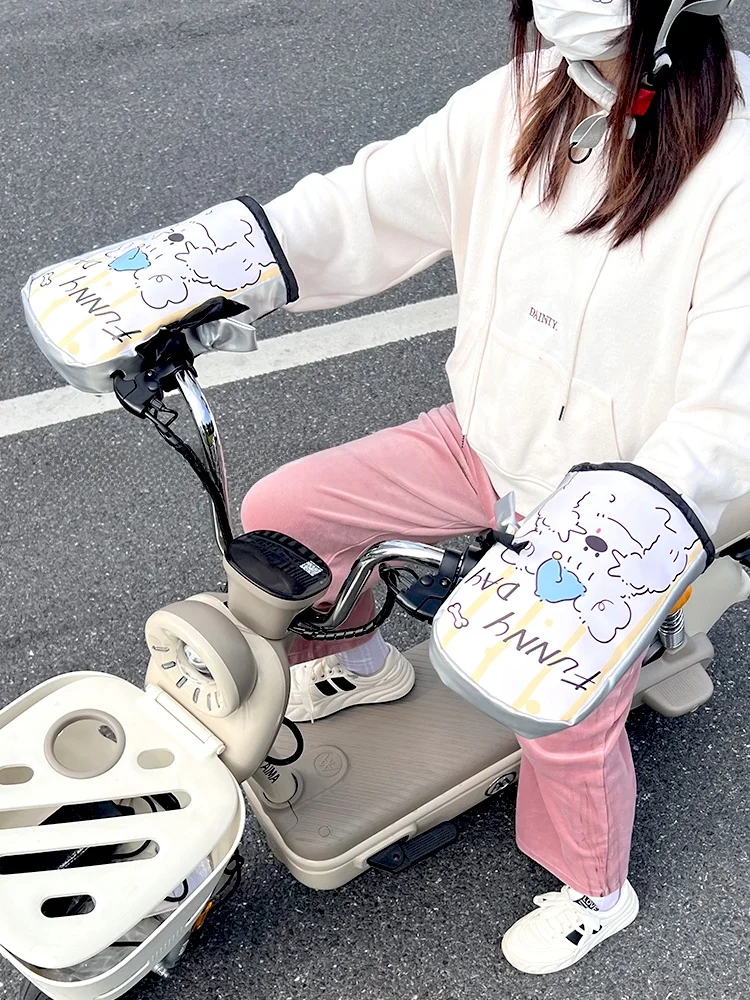ハンドル内掛け：防水・防寒設計のカワイイ電動バイク用ハンドルカバーとは