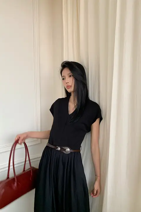 天絲素材の軽やかで落ち感のある夏用ハイウエストドレス【Vネック・ショートスリーブ・Aライン】