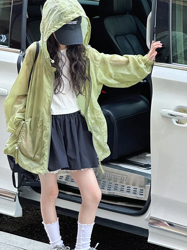 水墨画風の染色女の子用UVカットシャツ：軽井沢の夏の天気に最適な着こなしの選択