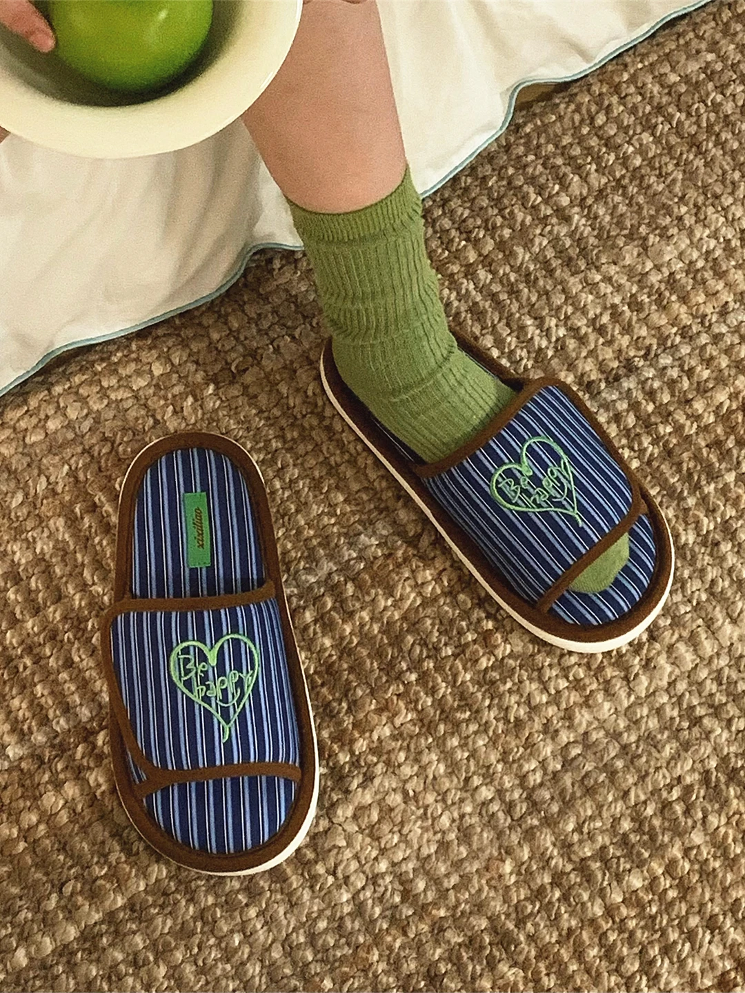 愛心刺繍の防滑サンダル：室内用カジュアルサンダルの実用性と機能解析