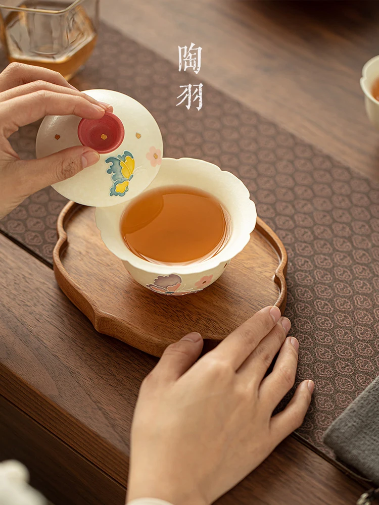 手描き堆彫り彩色蝶デザイン陶器茶碗：つまみ細工蝶の実用性と特性解析