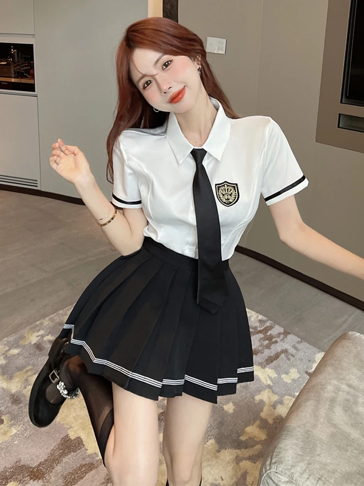 平成制服のグレーが通勤に合う理由は？JK風の白シャツとプリーツスカートが今、注目されている