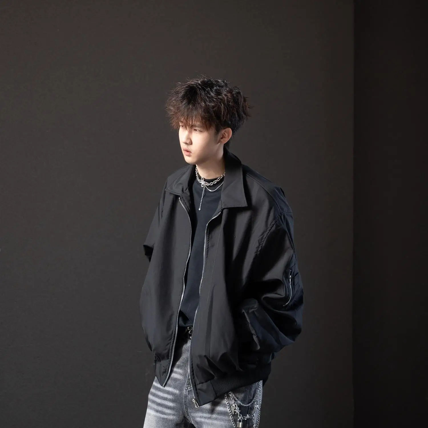 春コーデ メンズ 完全ガイド｜ビッグシルエット野球ジャケットで自然なスタイルを実現