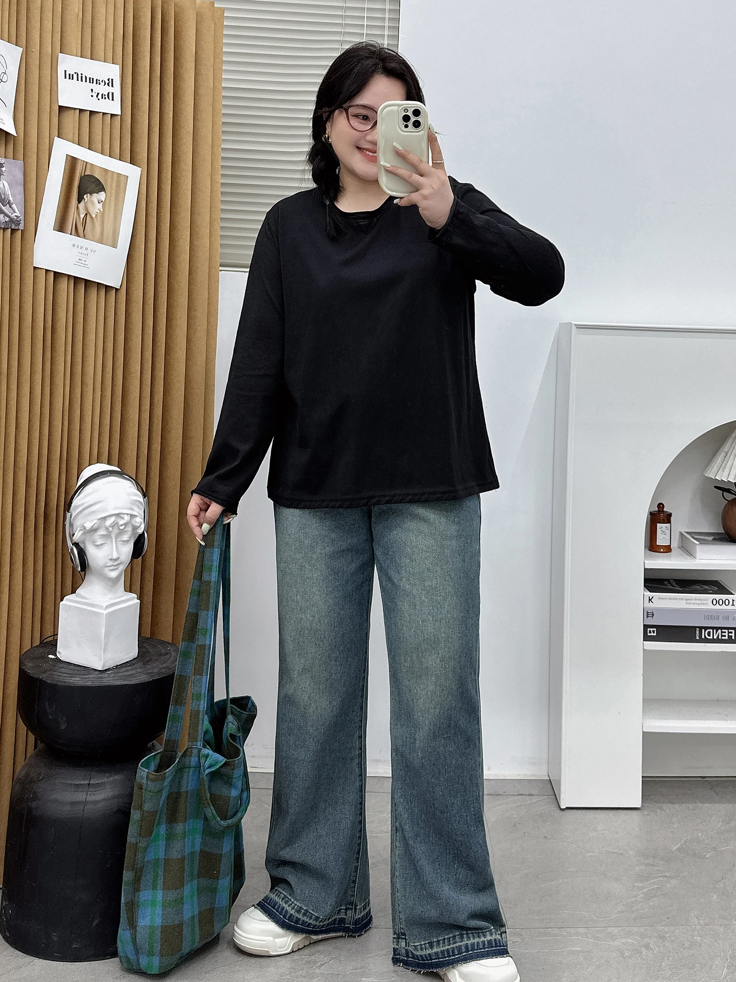 大人可愛い服 40代コーデの決定版ガイド｜ハイウエストフレアデニムパンツの選び方