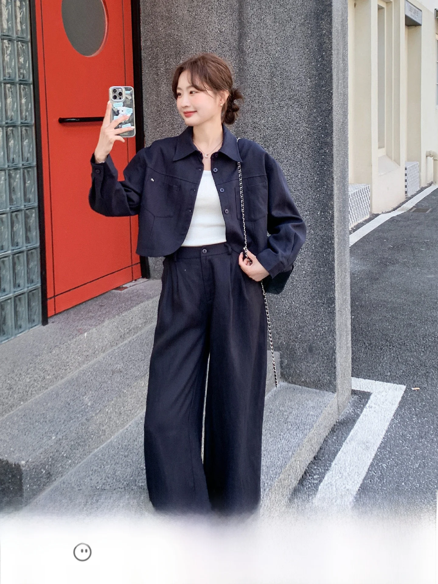 青いジャケットをどうコーデする？秋の日常に溶け込む、自然なスタイルの秘密