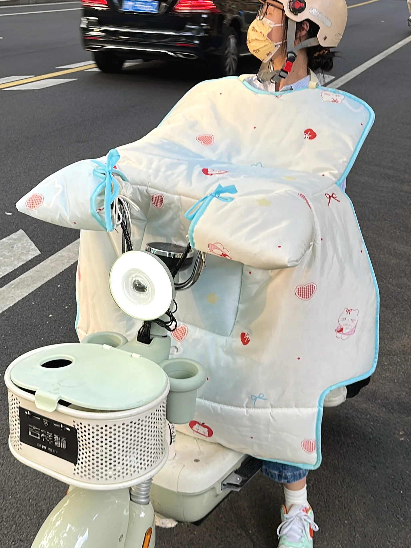 バタフライリボンデザイン電動バイク用防風カバー：冬期通勤における実用性と機能性の検証