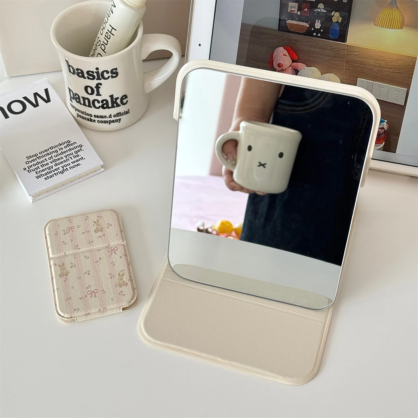 かわいいレースのウサギと花柄メイクアップミラー：カートゥーンデザインのスタンド式鏡の実用性と使い方