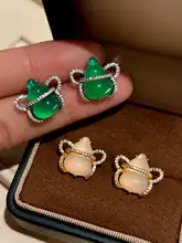 天然緑玉髓のひょうたんデザインピアス【純銀製・エレガント】