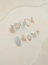 涼しさを感じる高級感ある手作り貝母デザインのネイルアート【青みがかったグラデーション】