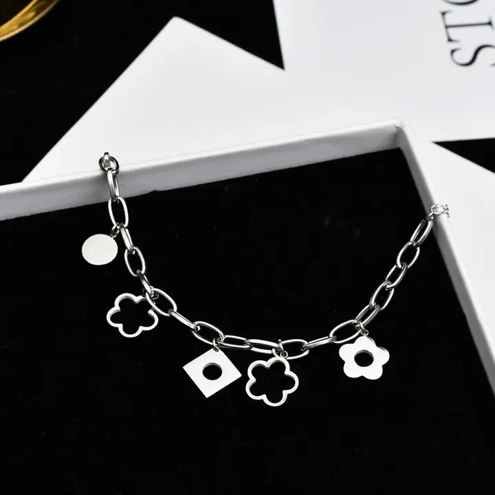 華やかさを演出する！オープンフラワーデザインのブレスレット【チタン製・ローズゴールド仕上げ・カジュアルアクセサリー】