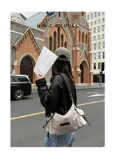 斜め掛けできる軽量ナイロンショルダーバッグ【シンプルデザイン・多用途】