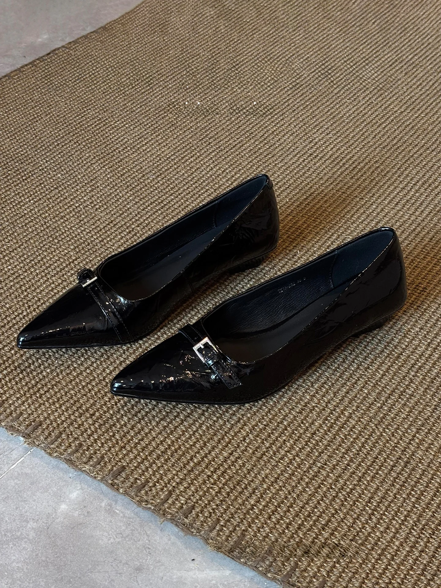 1500円で贈る女性への春のプレゼントは、このシンプルなパンプスがベスト？