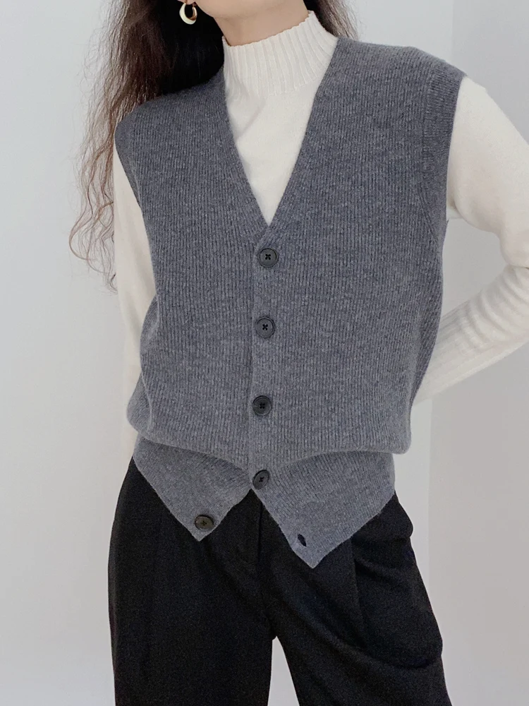大人可愛い服 40代コーデ｜Vネックニットベストの着こなし術と色選びの秘密