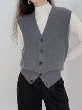 上品なデザインのVネックニットベスト【ウール混・短丈・レトロ学院風】