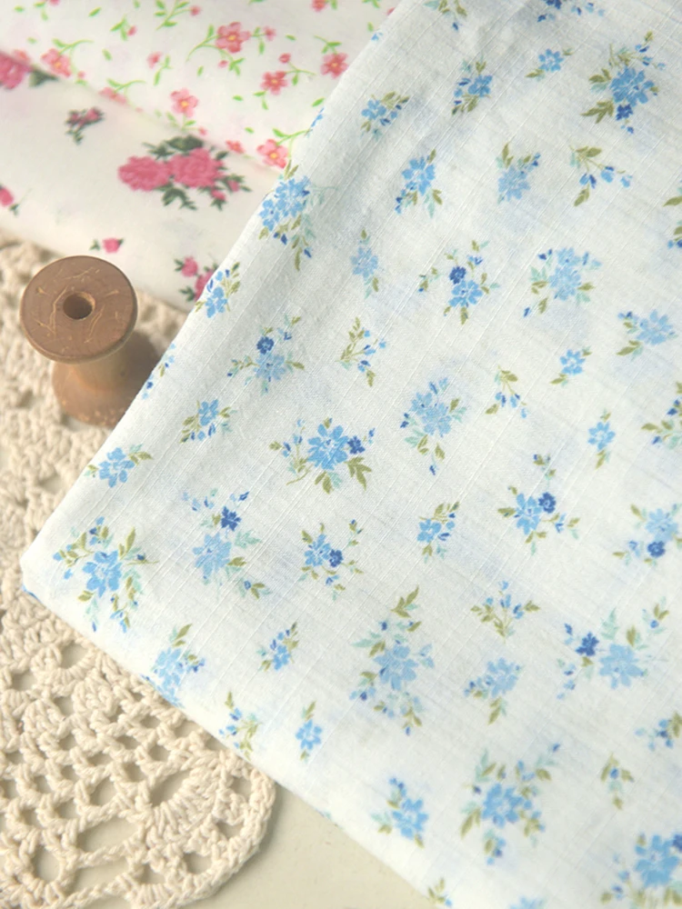ベビー服のシーンで悩むあなたへ：オフホワイトに青いバラの赤い花が入った竹綿と麻のベビー服はどう選ぶ？