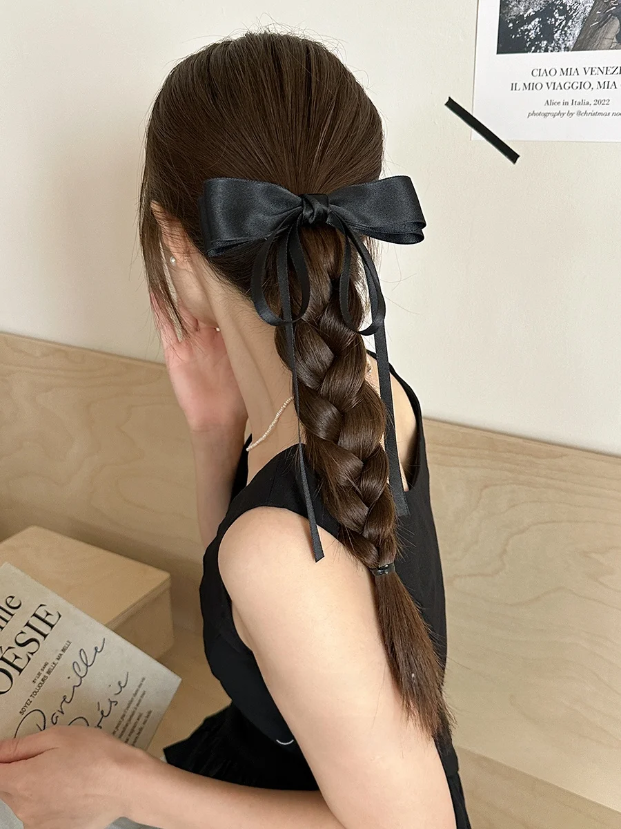 黒いリボン付きヘアクリップ：ゆるいポニーテールのシンプルな固定に最適なデザイン