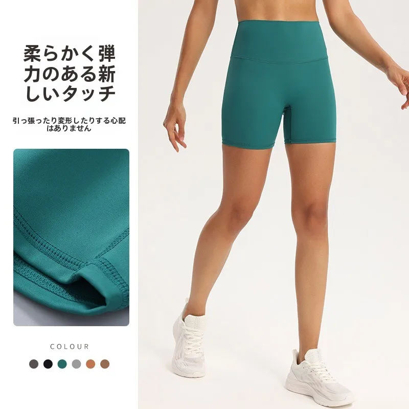 ストリートファッションの本質を解く！高腰ショートパンツの着こなし術