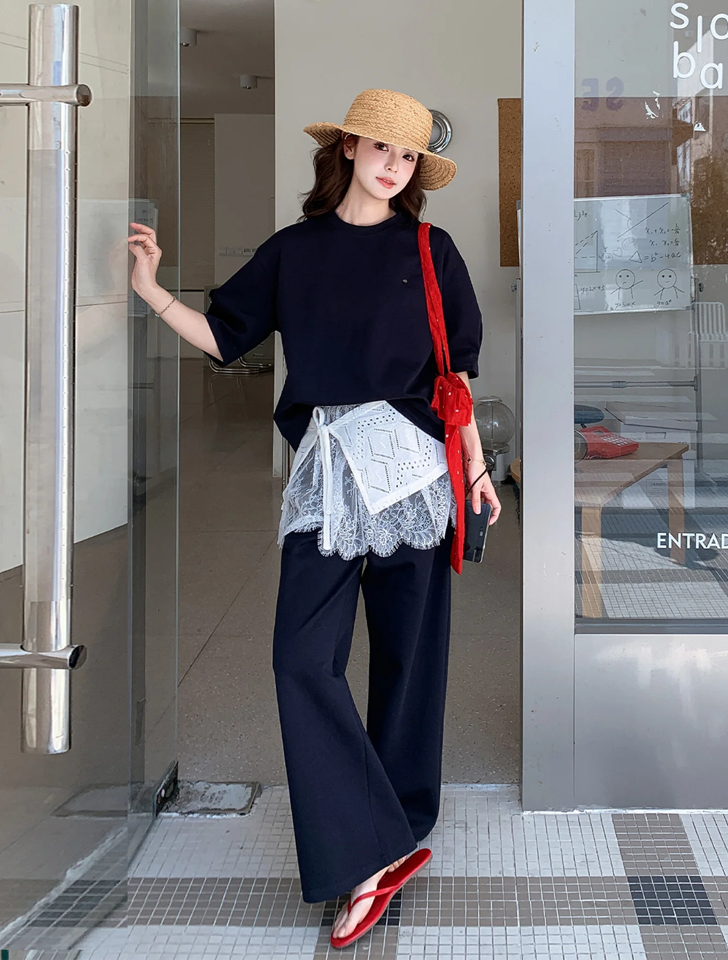 おしゃれな着こなしを実現するには？深い青色Tシャツとレースワイドパンツのコンビネーションが答えになる