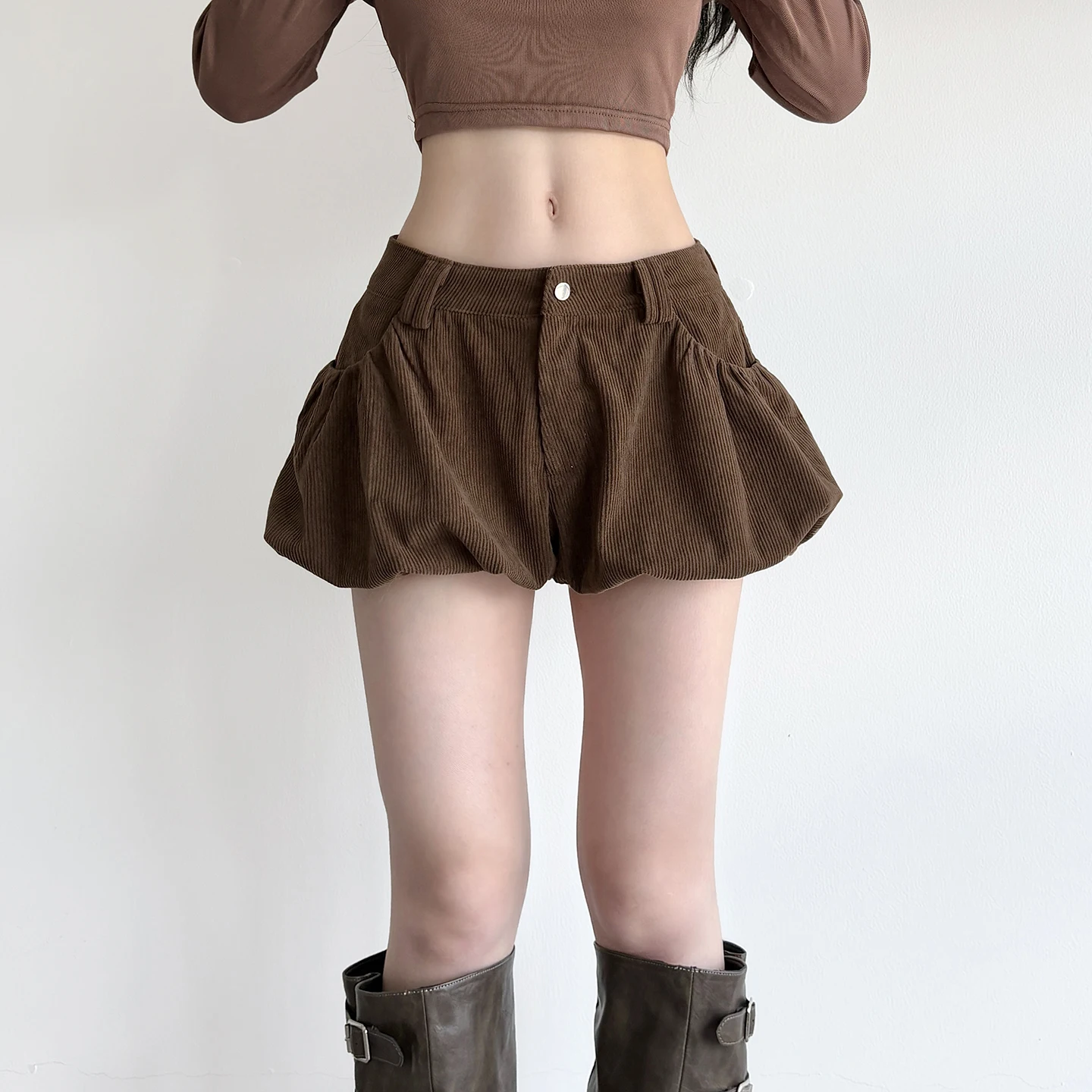 レトロデザインのローウエストブラウンパンツ：カジュアルなAラインスタイルで季節を彩る