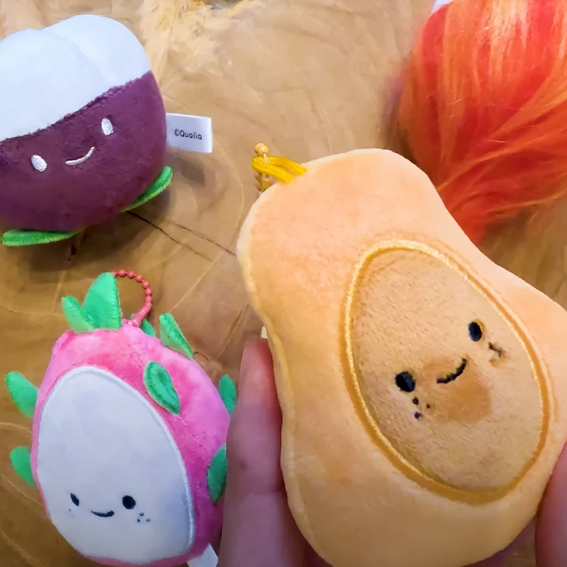 カラフル ピーチ グッズとは？フルーツデザインのぬいぐるみマスコットが提供するリアルな使用価値