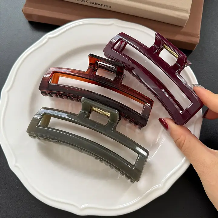 モランディカラーの大きな樹脂製スクエアヘアクリップ【空いているデザイン・お団子ヘア用】