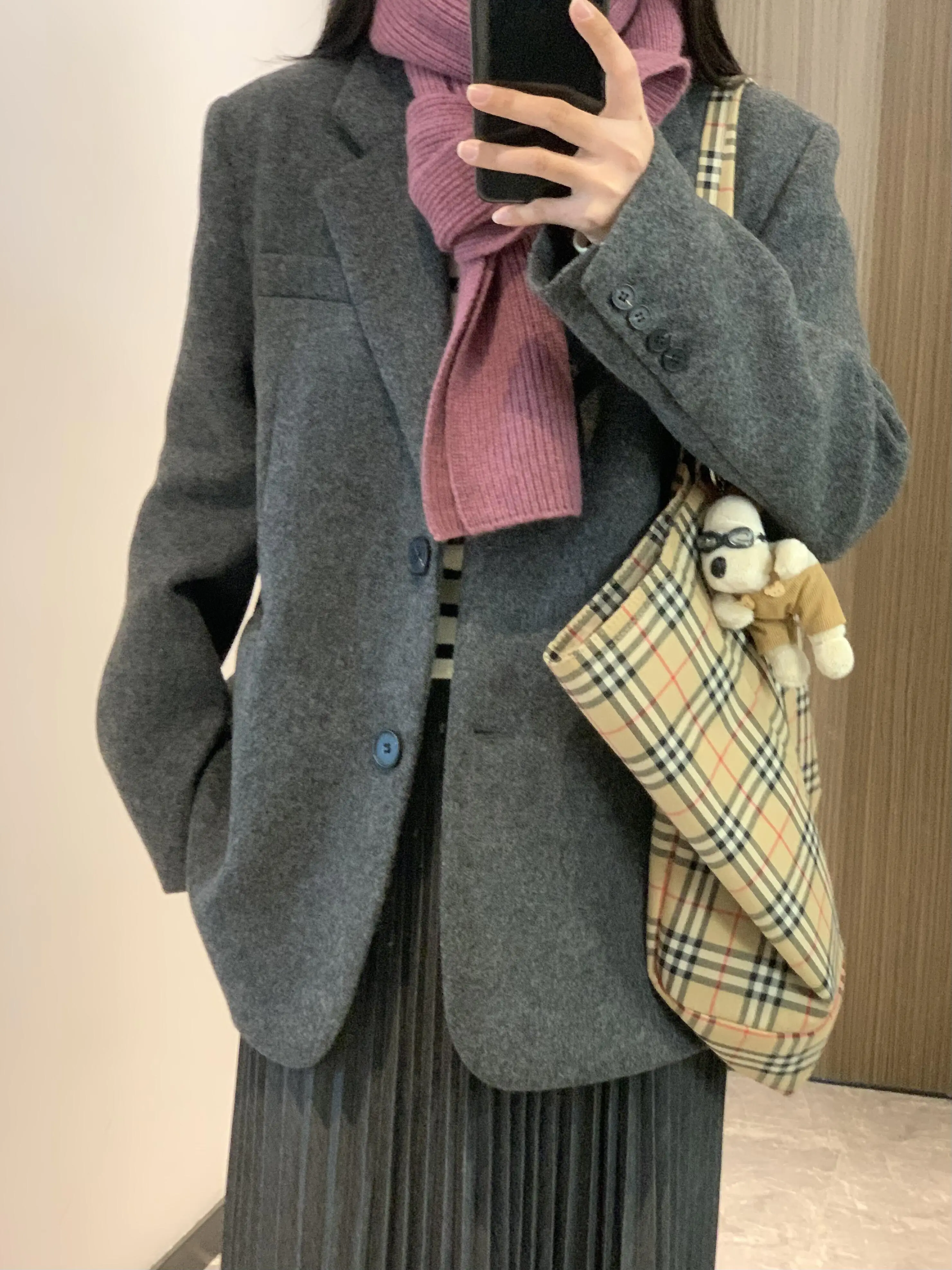 オフィスカジュアルの冬に何を着るべき？40代の女性が選んだ「暖かさとスタイルのバランス」を決める1着