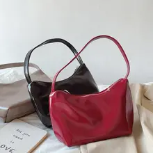 ビンテージ風の艶面レッドショルダーバッグ【ファッショナブル・ハンドバッグ】