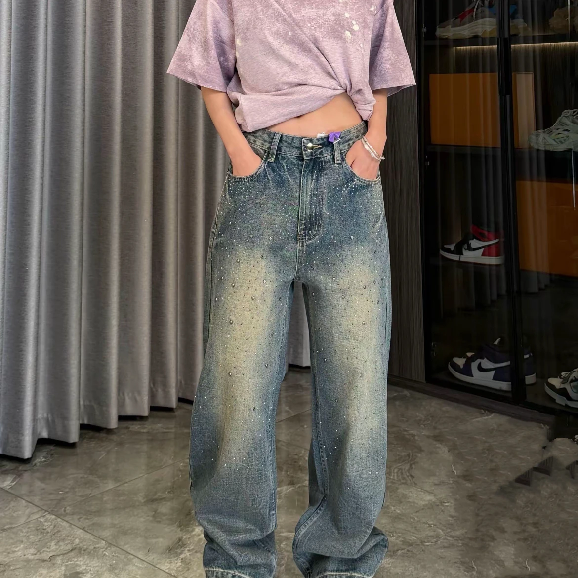 ヴィンテージ風ウォッシュ加工デニムパンツ：直筒デザインと高級感を実現する着こなしの基盤