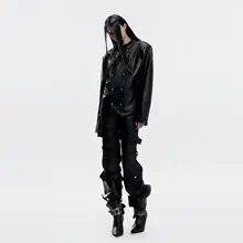 金属ボタン付き フィットしたデザインのワックス加工デニムパンツ【ストレートシルエット・束ね紐付き】