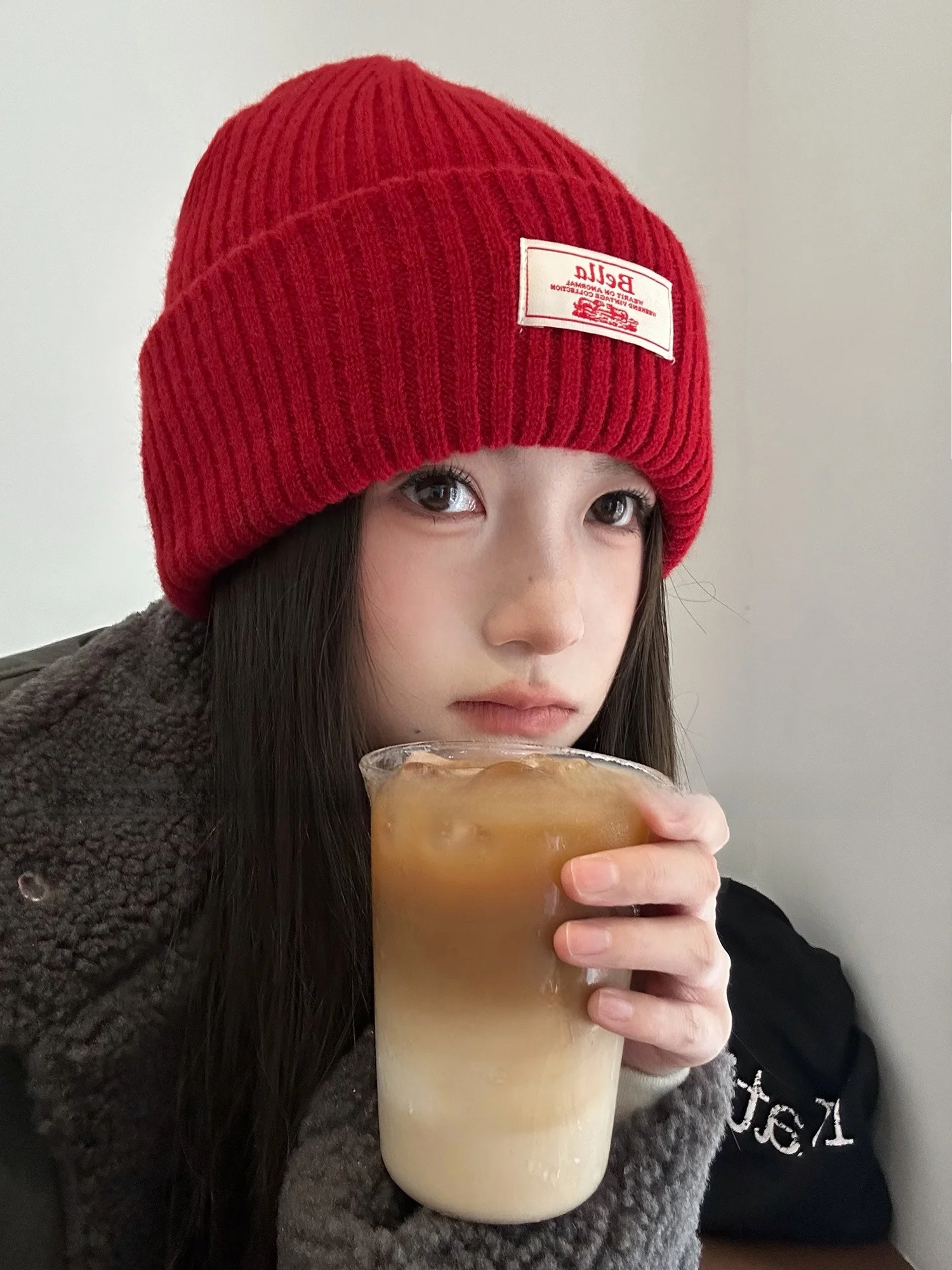 赤いニット帽：冬用の厚手デザインが顔映えする女性向けスタイルフリーアイテム