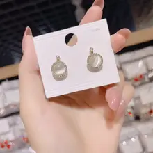 上品なデザイン！猫目石の回転イヤリング【シンプルで華やか・ビジュー付き】