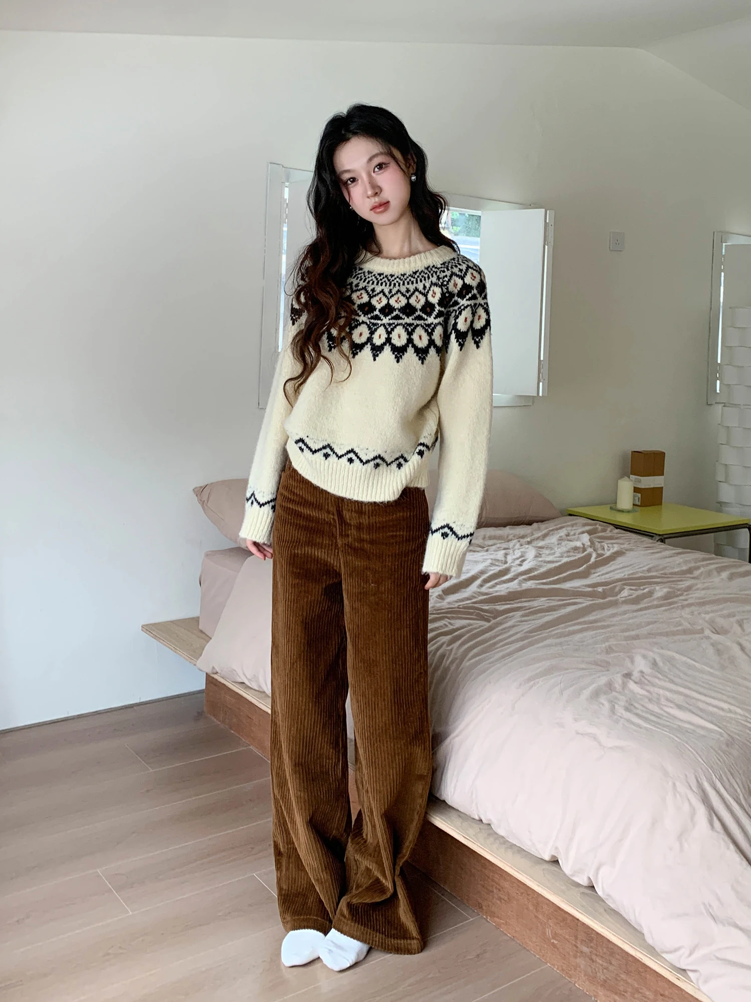 アフタヌーンティー コーデ パンツで悩むなら、このコーディロイパンツが救いになる？