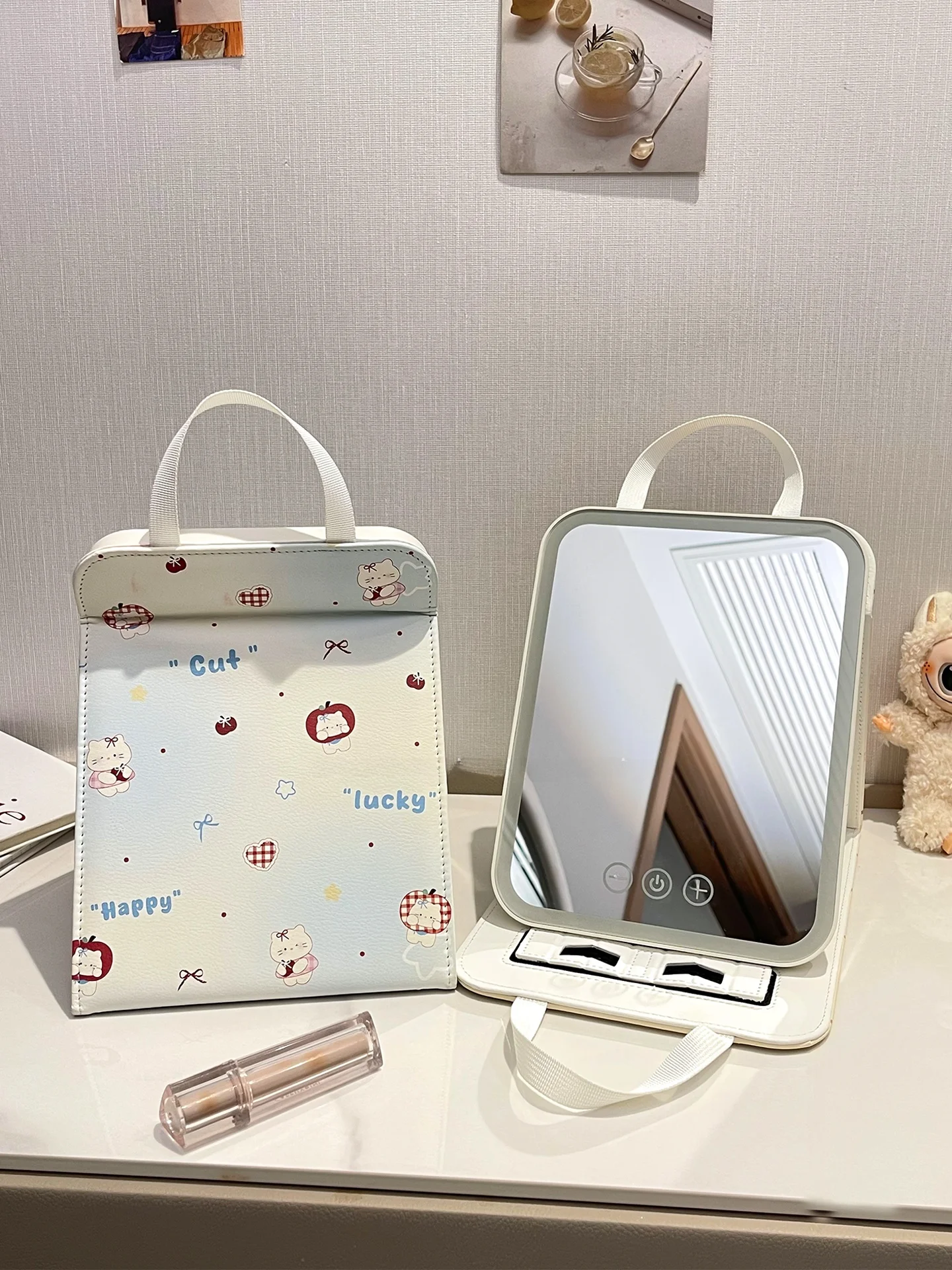 LEDライト付き折りたたみ化粧鏡：学生寮やデスクで使えるポータブルタイプの使い方