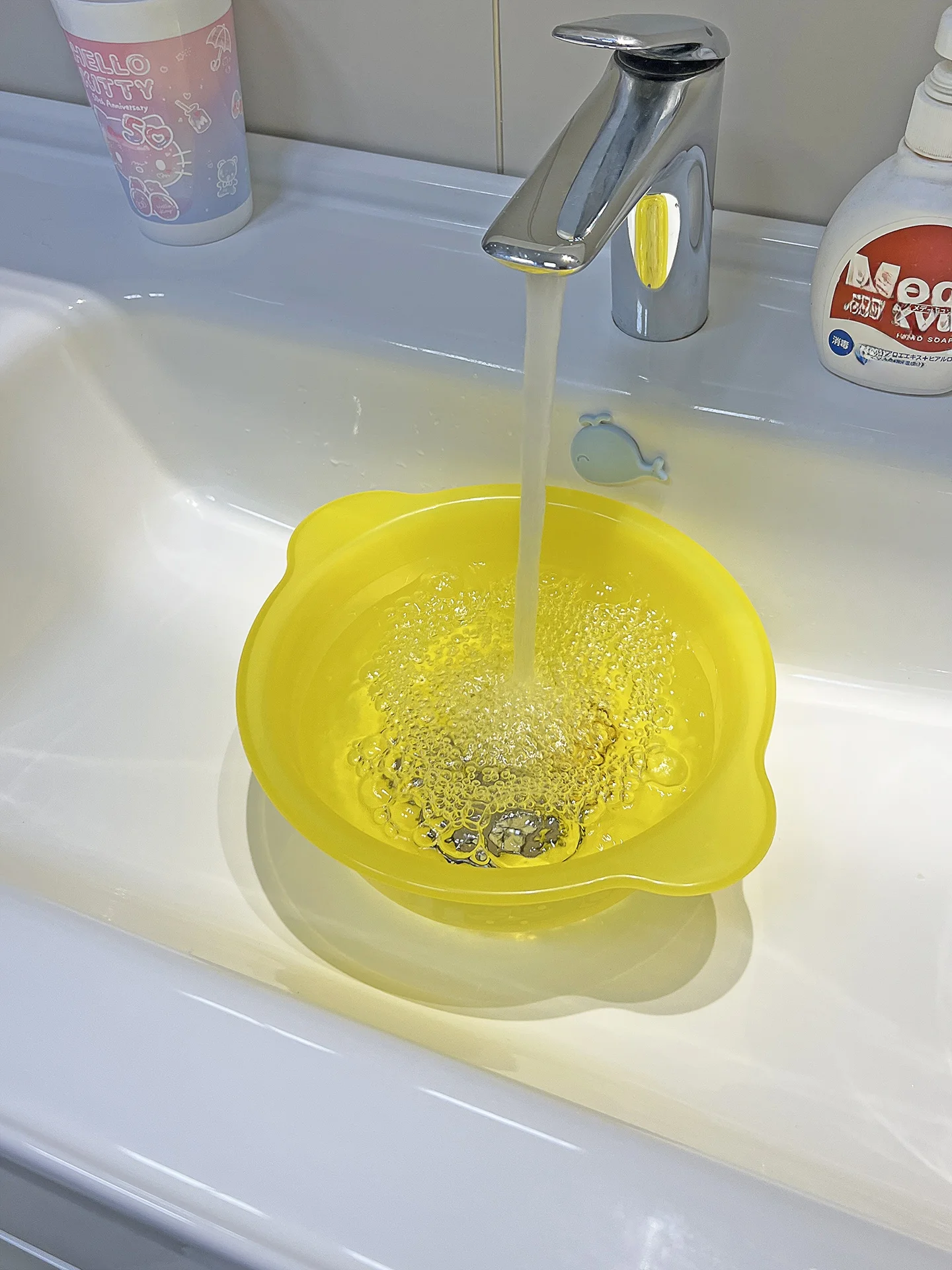 ミニ洗面器1174：厚手プラスチック製で水はねを防ぐシンプル洗面ボウルの実用性