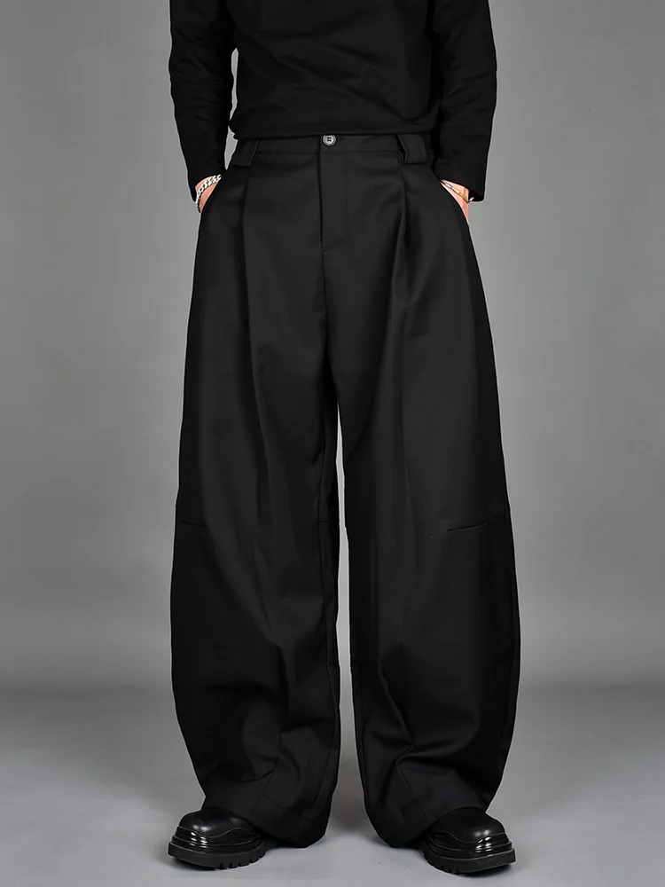 リラクシーなシルエットのワイドレッグパンツ：暗黒風の日常スタイルに最適なメンズパンツ
