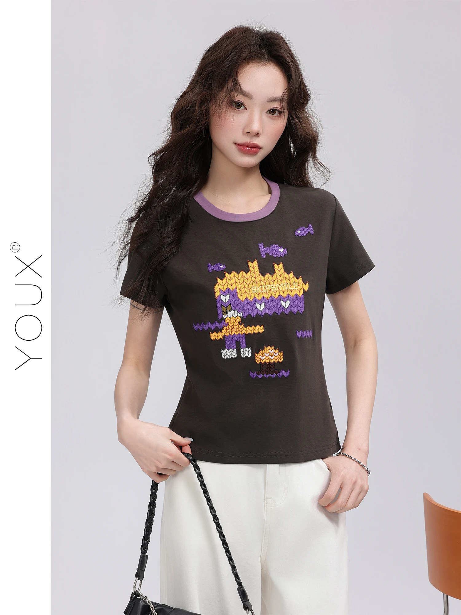 ユニークな刺繍が魅力の丸首Tシャツ：通勤風のシンプルデザインと夏の着用シーン