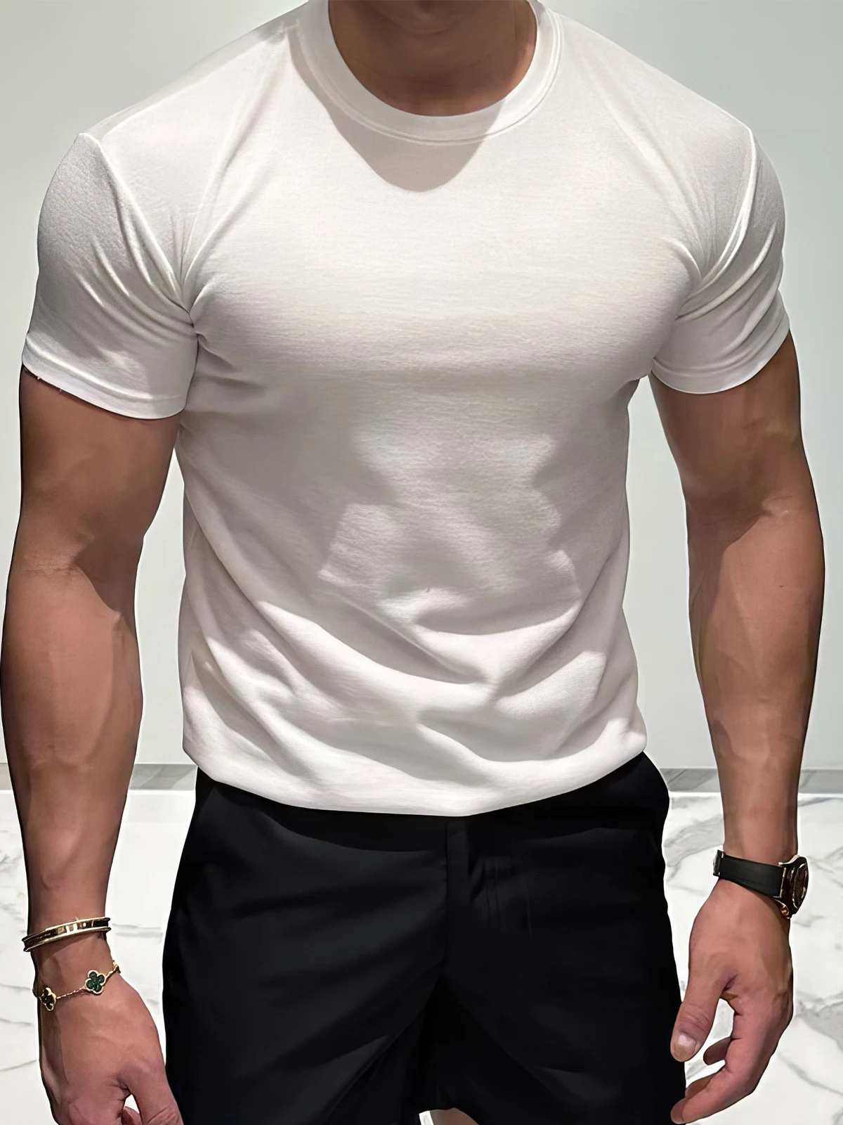 メンズTシャツが似合う体型を選ぶには？カットオフや無地の選び方まで徹底解説