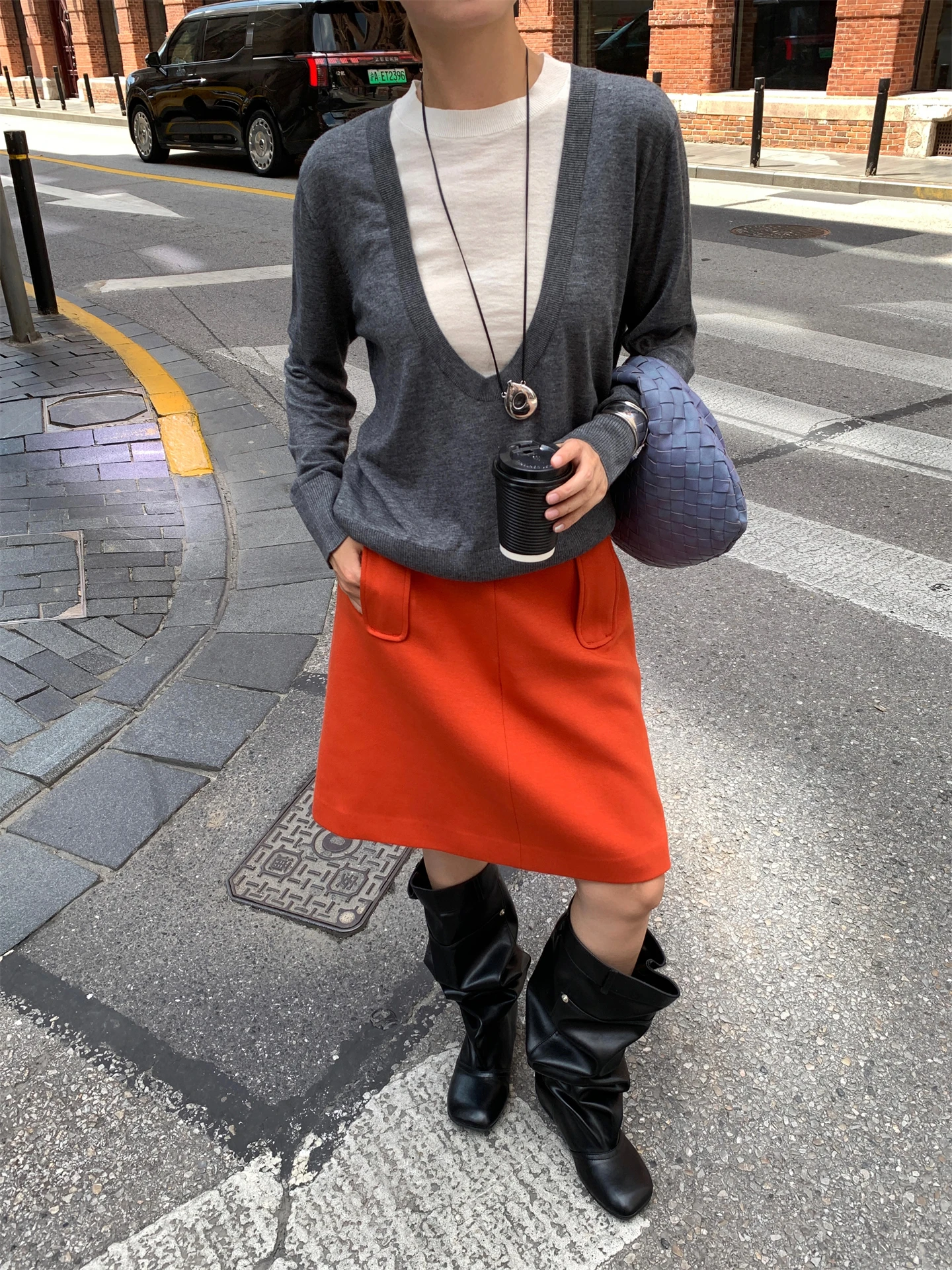 赤いスカートを着る40代女性に、今こそおすすめの「オレンジ色Aラインスカート」は？