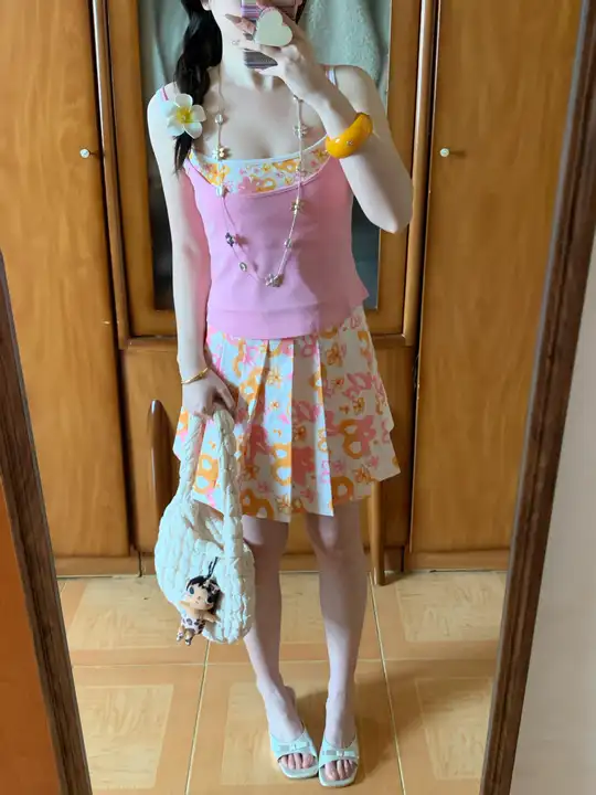 不規則デザインの小花柄プリーツスカート【夏用・カジュアル・フローラル】（セットアップ対応）