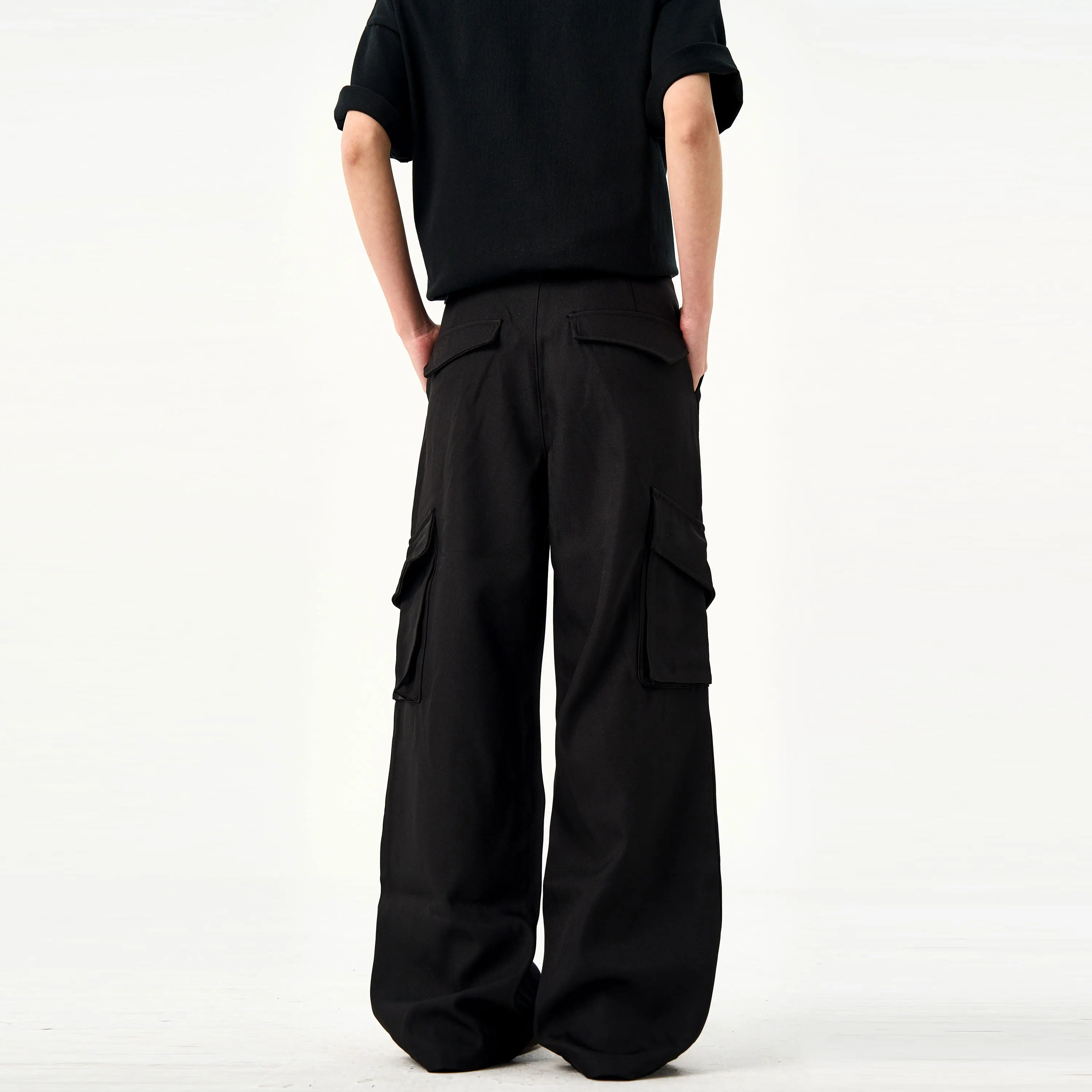 通勤向け上品なカーゴパンツを選ぶべきタイミングは？J LONEの黒パンツが解決するリアルな悩み