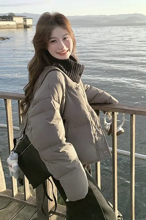個性的で美しいグレーのショートダウンジャケット【立ち襟・女性用・冬用・軽量・暖かさ】