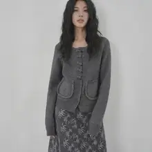 グレーの盤扣付きニットカーディガン【女性用・タイトフィット・短丈】