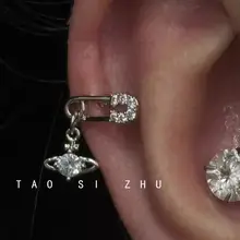 満天の星をイメージしたダイヤモンド風ペイント耳骨ピアス【チタン鋼製・取り外し不要】