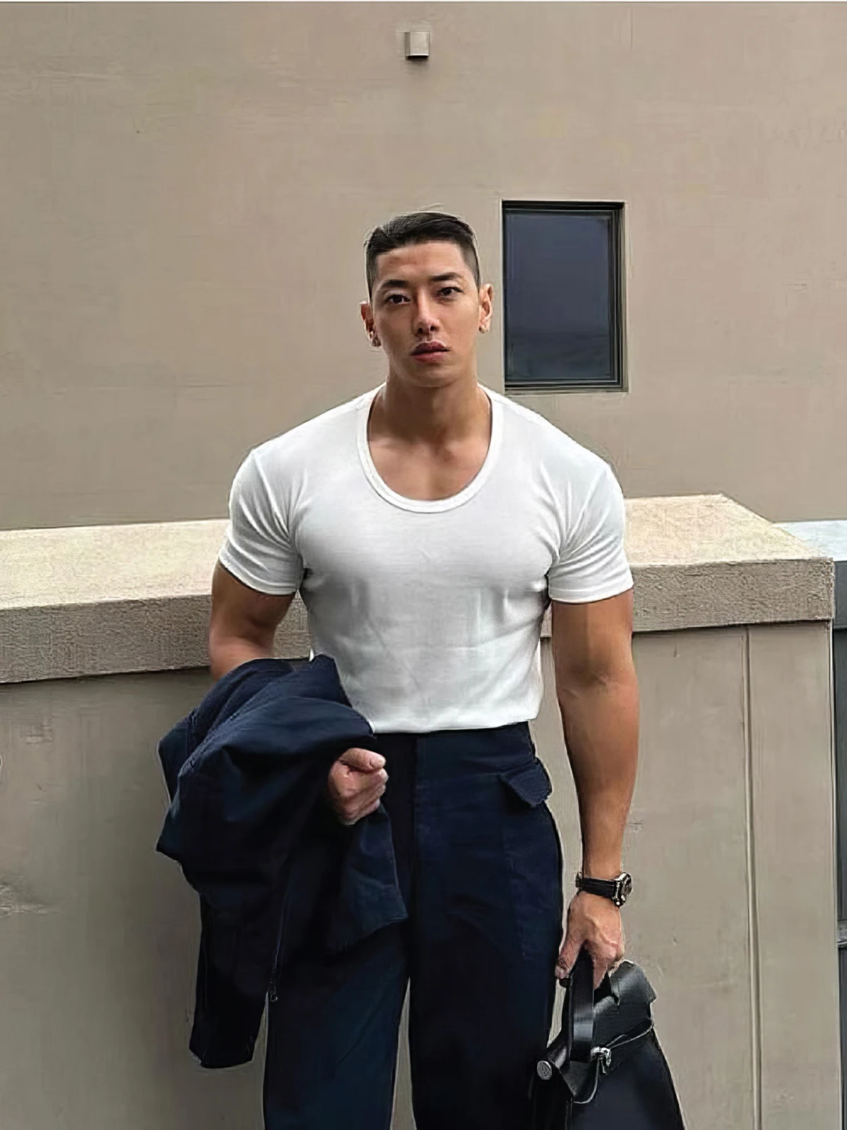 後ろ姿がきれいに見え  る男性のTシャツは、どう選ぶ？