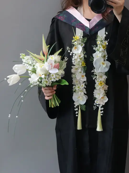 造花 コサージュ 卒業シーズン 卒業式 学士服 雰囲気 おしゃれ 白 イベント セレモニー ビジネスフラワー ショーウィンドウ ディスプレイ