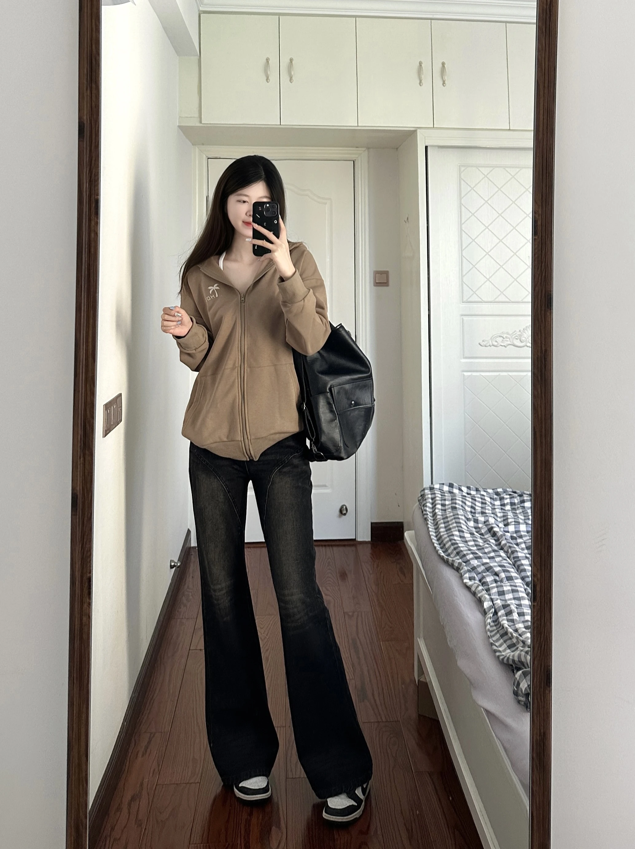 カーゴパンツ コーデ レディース 完全ガイド｜ハイウエストデニムで通勤もカフェも自然に溶け込む