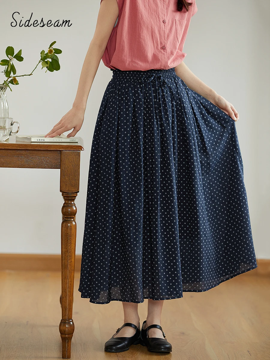 きれいめコーデの基本アイテムとしての小花柄ブルー半身スカート