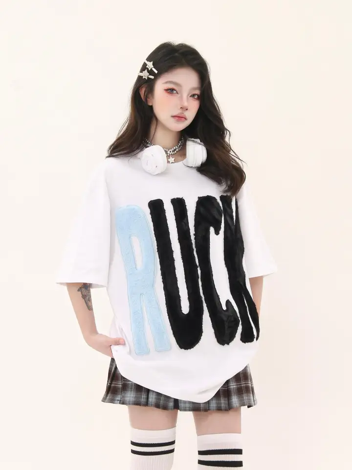 毛羽立ちデザインの刺繍入りコットン半袖Tシャツ【クルーネック・ゆったりフィット・カップル向け】