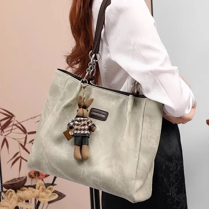 大容量の肩下トートバッグ【通勤用・高級感あるデザイン】