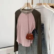 肌触りの良いピンクのコントラストバイカラーの肩落ちデザインのトップス【スリムフィット・秋用】